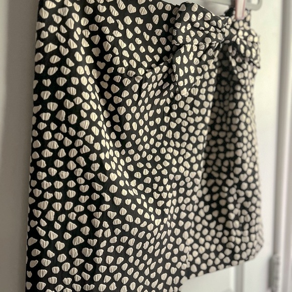 J. Crew Dresses & Skirts - NWT. J. Crew Black with Gold Metallic Jacquard Satin Lined Skirt